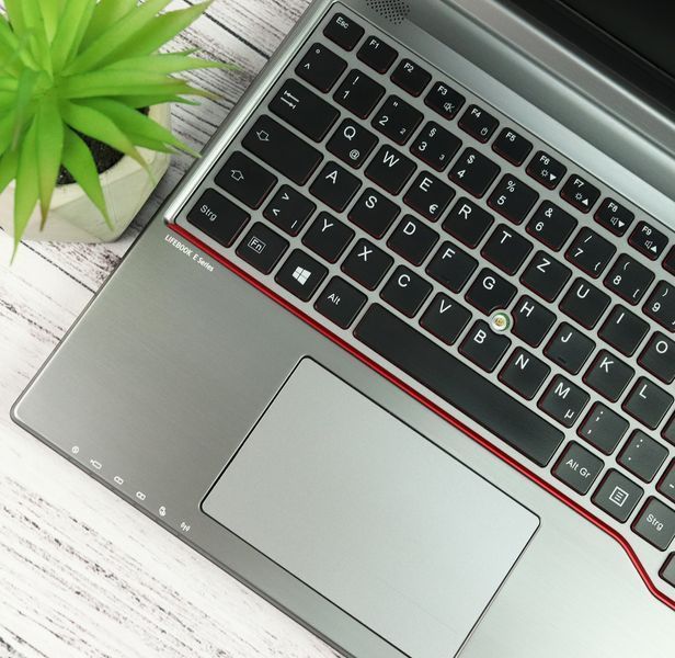 Б/в Ноутбук 15.6" Fujitsu LifeBook E756 Intel Core i5-6200U 8Gb RAM 256Gb SSD B-Class pc000355